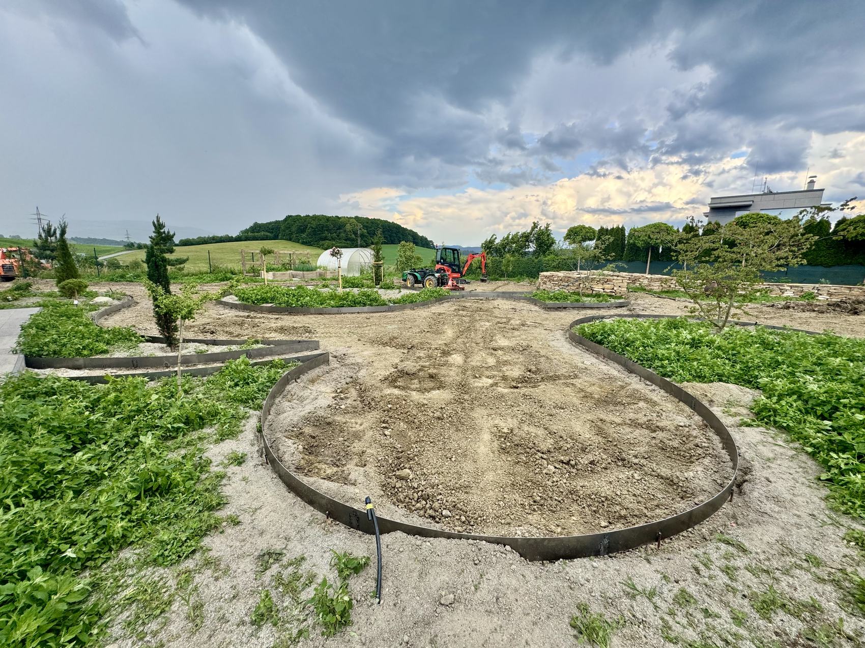Osadené oceľové obrubníky tvarujúce záhony